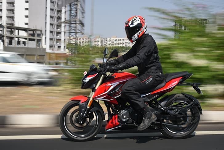 Bajaj Pulsar N250 photo
