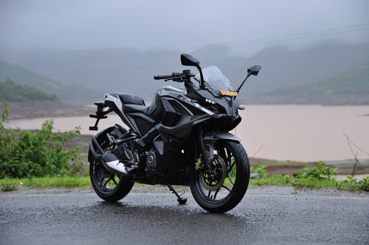 Bajaj Pulsar RS200 photo