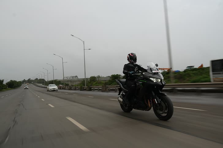 Kawasaki Versys 1100 photo