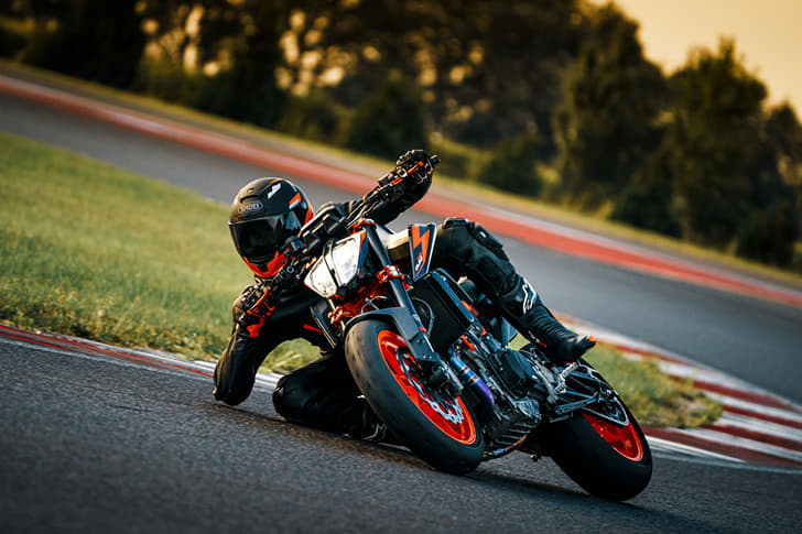 KTM 890 Duke R photo