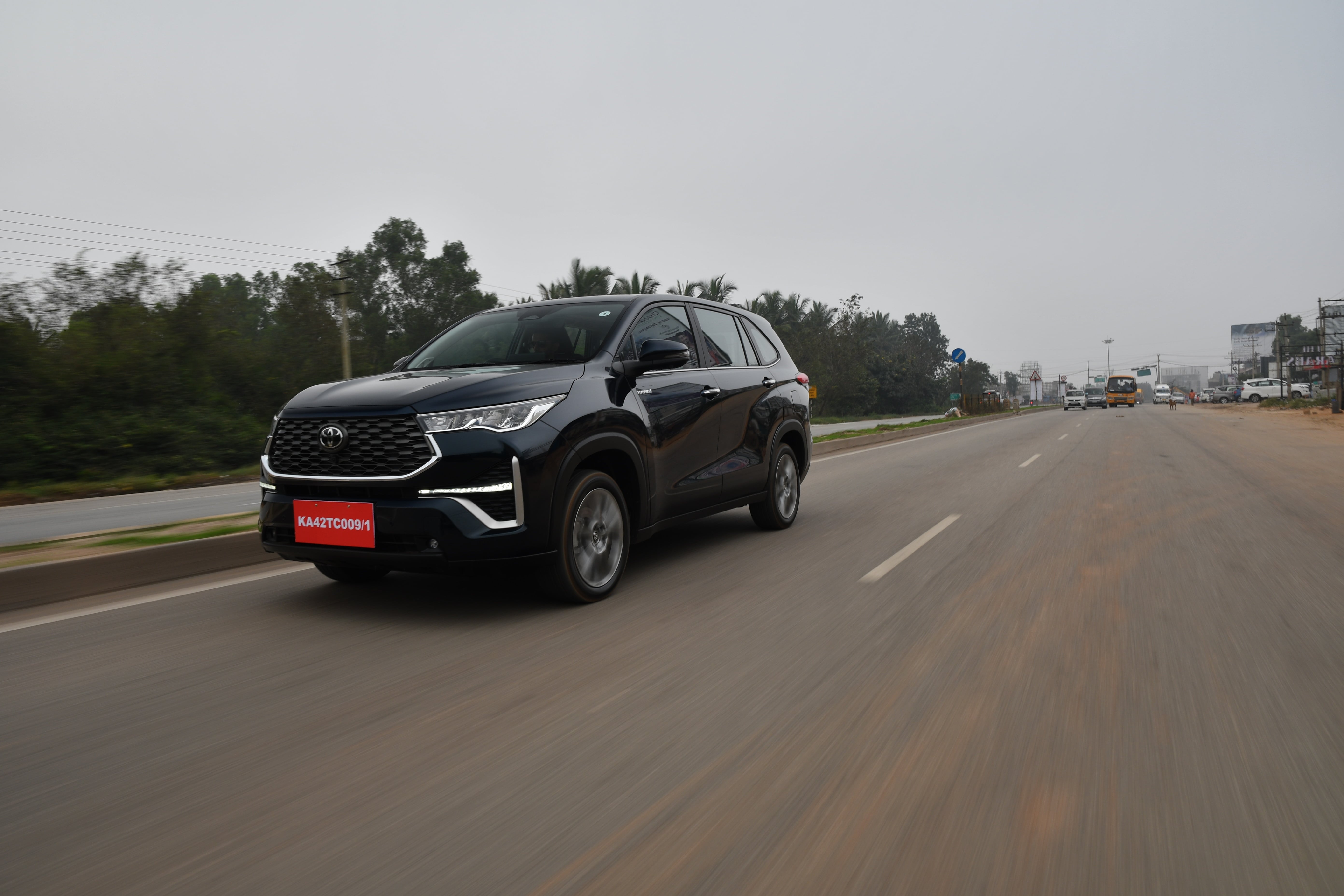 Toyota Innova HyCross