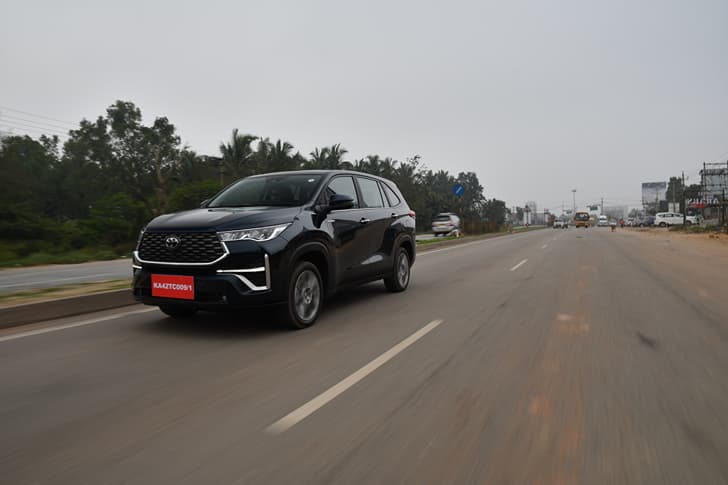 Toyota Innova HyCross photo 3