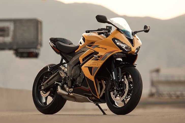 Triumph Daytona 660 photo