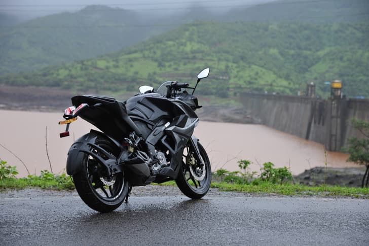 Bajaj Pulsar RS200 photo