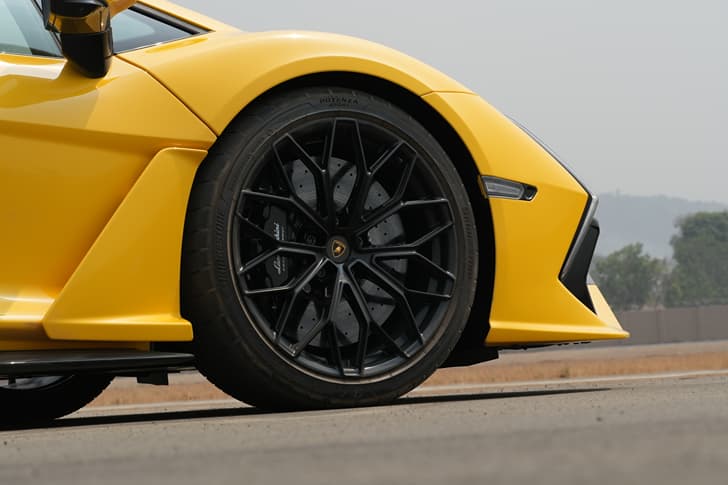 Lamborghini Revuelto photo