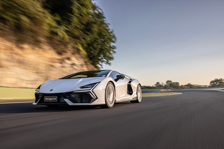 Lamborghini Revuelto photo