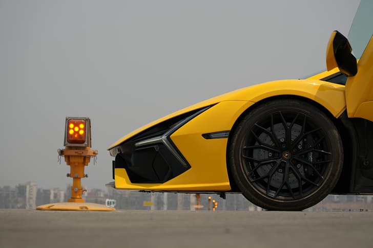 Lamborghini Revuelto photo