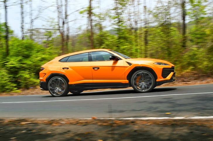 Lamborghini Urus photo