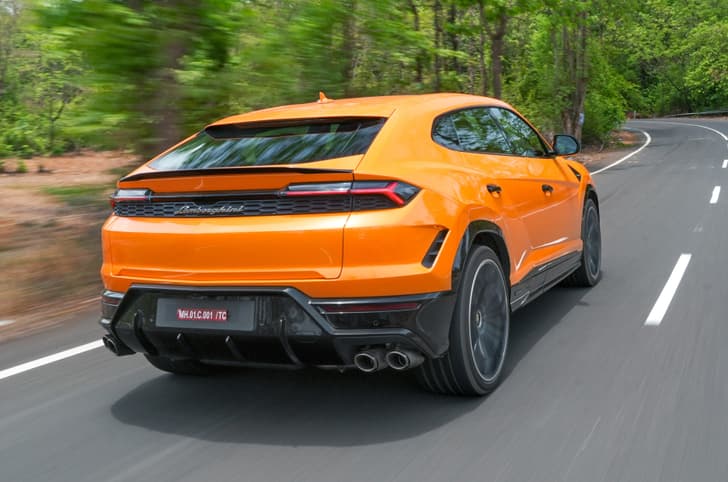 Lamborghini Urus photo