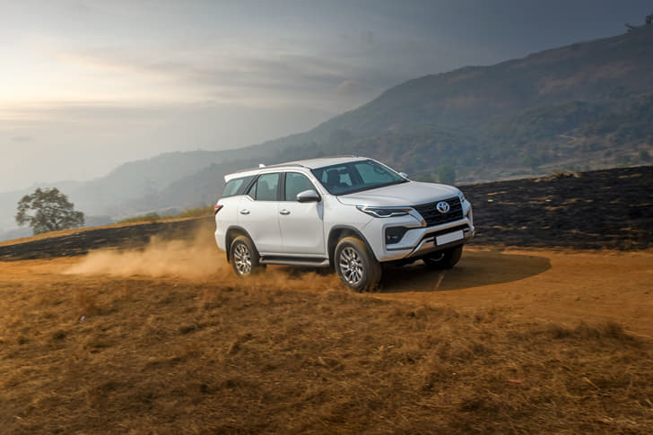 Toyota Fortuner photo