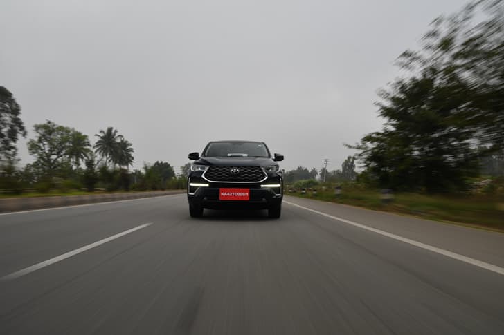 Toyota Innova HyCross photo