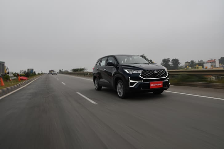 Toyota Innova HyCross photo
