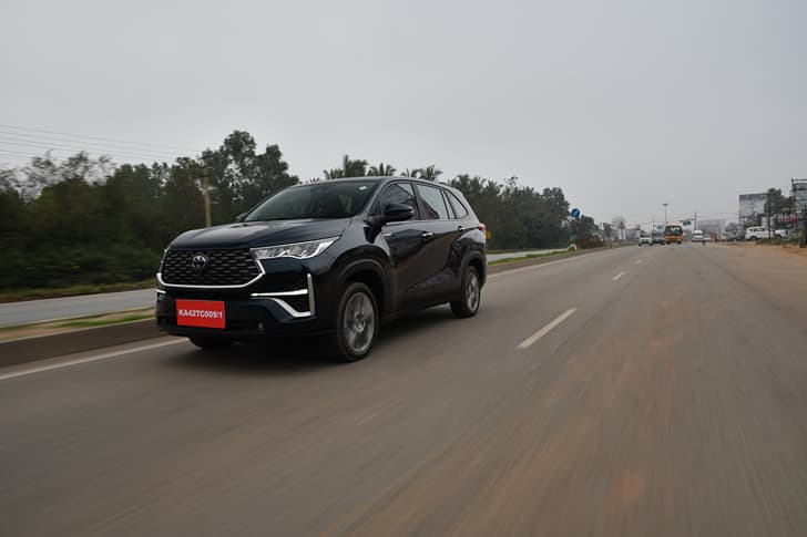 Toyota Innova HyCross photo