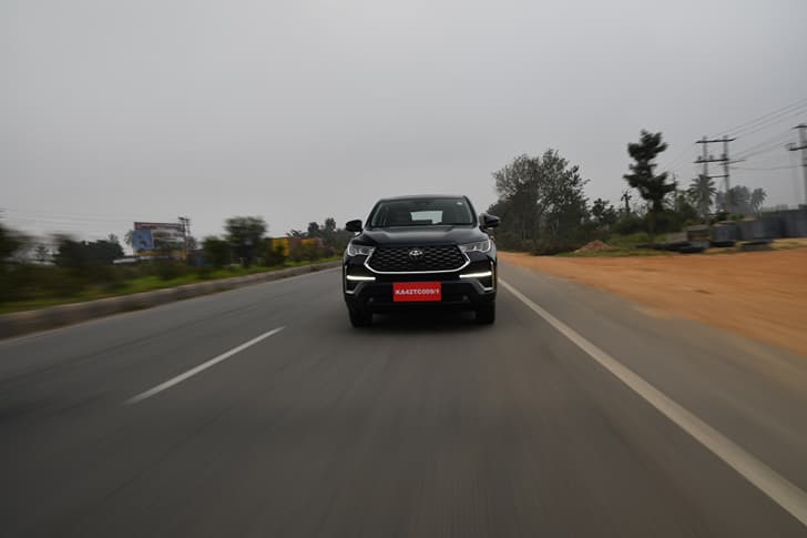 Toyota Innova HyCross photo