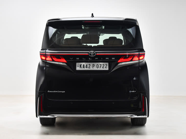Toyota Vellfire photo