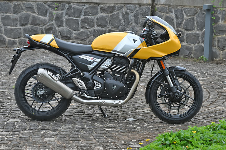 Triumph Thruxton 400 photo