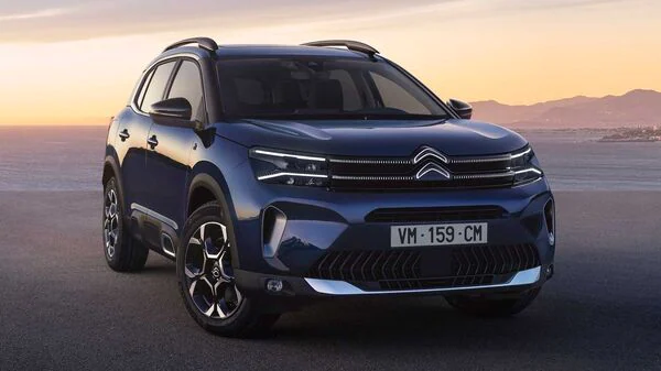 At the front, the facelift version of the C5 Aircross SUV gets new LED light treatment. The split LED headlights are now joined by two streaks of LED light pattern. It also gets a redesigned front bumper along with air intakes placed slightly lower.