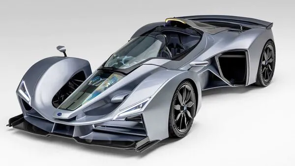 Delage D12 gets a V12 engine for power source.