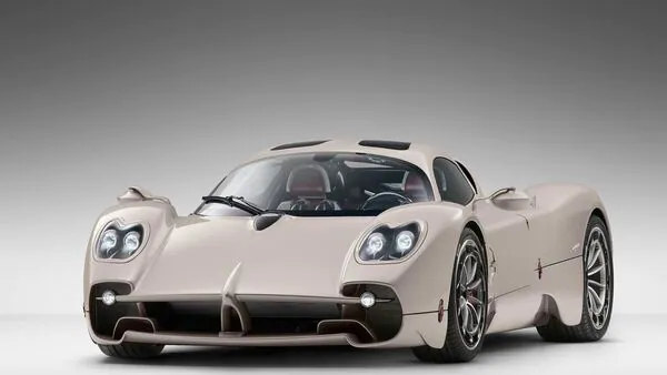 The engine produces 864 hp and 1,100 Nm. It is mated to a 7-speed single-clutch automatic transmission or a 7-speed manual gearbox with a gated shifter. 
