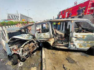 Car rams van with a flat tyre on DME, 2 men and pet dog die in Ghaziabad