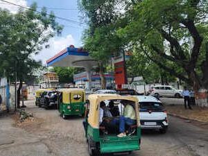 Long queues at CNG stations add to commuters’ woes