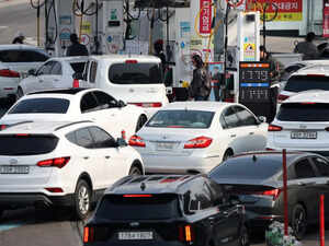 FILE PHOTO: South Korea considers nationwide driving curbs as oil prices soar