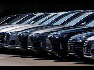 FILE PHOTO: California announces ban on sale of gasoline powered passenger cars and trucks starting in 2035