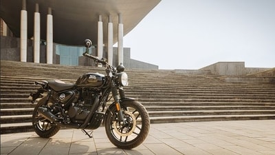 The Hunter 350 Base Premium comes with alloy wheels and a single-channel ABS system.