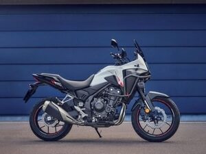 Honda NX500 has received the E-Clutch technology, which makes riding easier for new riders, by automatically shifting gears without the intervention of the clutch lever.