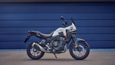 Honda NX500 has received the E-Clutch technology, which makes riding easier for new riders, by automatically shifting gears without the intervention of the clutch lever.
