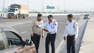 Motorists can visit a Delhi district court on May 9 for the Lok Adalat settlement of pending traffic challans. (HT_PRINT)