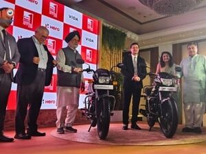 Hero HF Deluxe Flex Fuel is powered by the same engine as the standard version of the bike, but comes with upgraded technology to be compatible with E85 petrol.