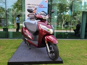 Honda Activa 125 is available in two variant options: H-Smart and DLX.