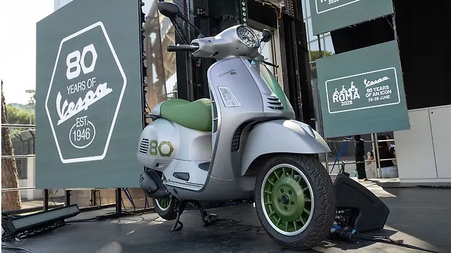 Vespa Edizione Ottantesimo is a 1,946-Unit Limited GTS 310