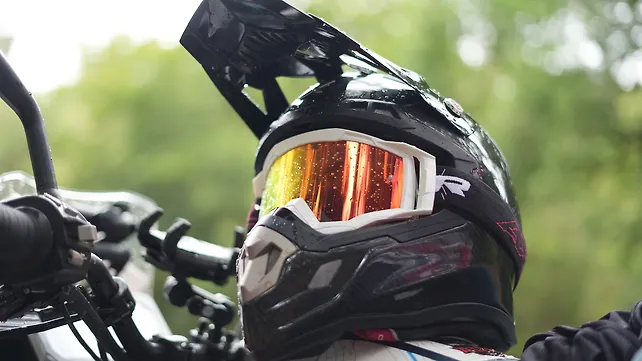 Axor MX Carbon is the World’s Lightest Off-Road Helmet